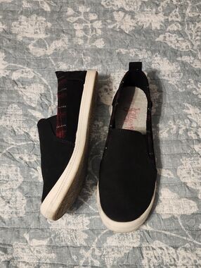 Men's Black Slip-On Casual Sneakers with Plaid Accent